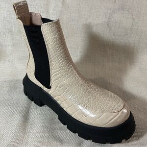 Urban Outfitters Cream Embossed Leather Eden Chelsea Boots NIB